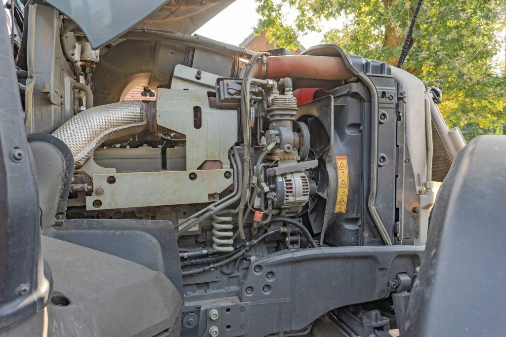 Een blik aan de zijkant van het blok. Bij 206 draaiuren raakte een turboslang lek, wat onder garantie is opgelost.