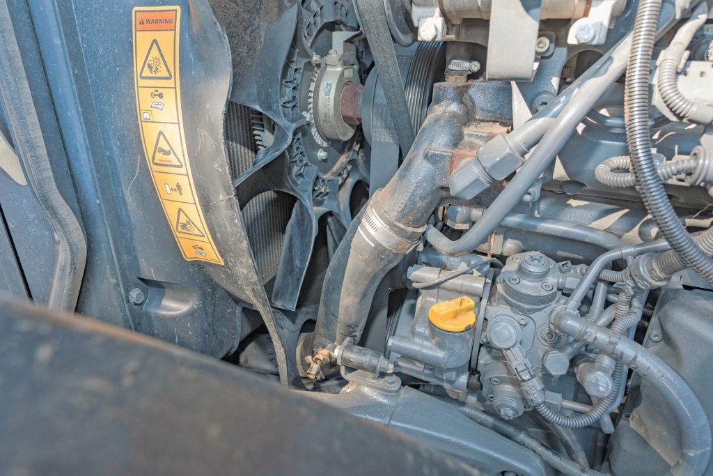 Na 1.320 draaiuren is de waterpomp vervangen door een gemodificeerde versie met betere lagering.