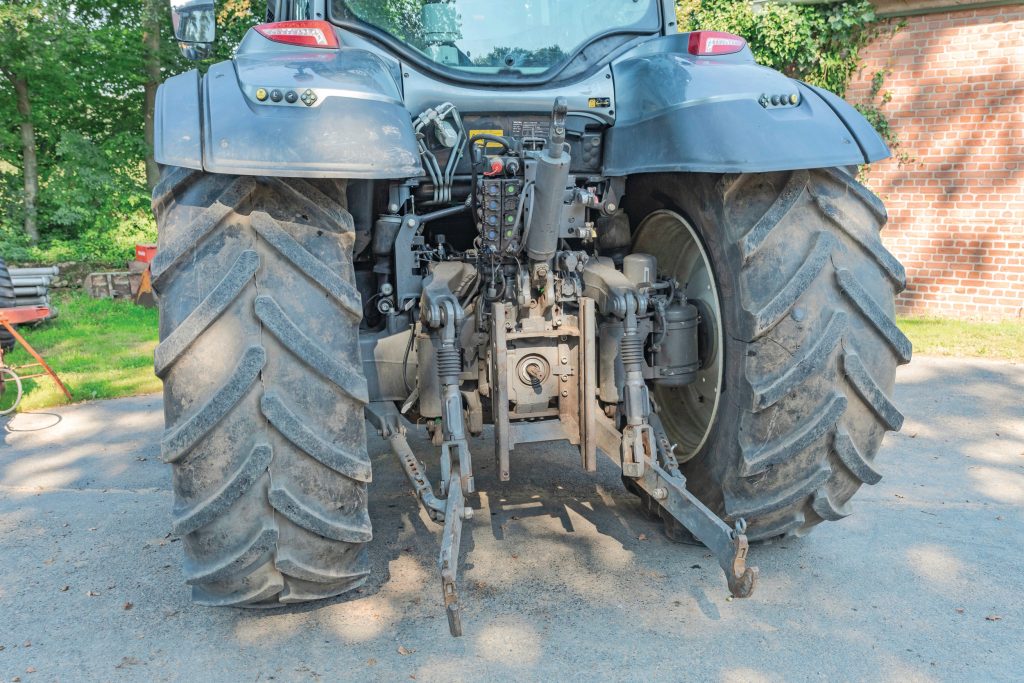 De hefkracht en de hydrauliekopbrengst zijn prima, net als de aansluitingen en de degelijke hefinrichting. Wel gaf een sensor van de aftakas tweemaal een storing.