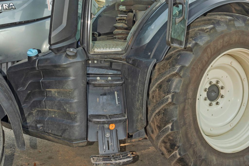 De Valtra heeft een fijne instap naar de cabine toe. Wel sluit de deur moeizaam en gaat de deurgreep zwaar.