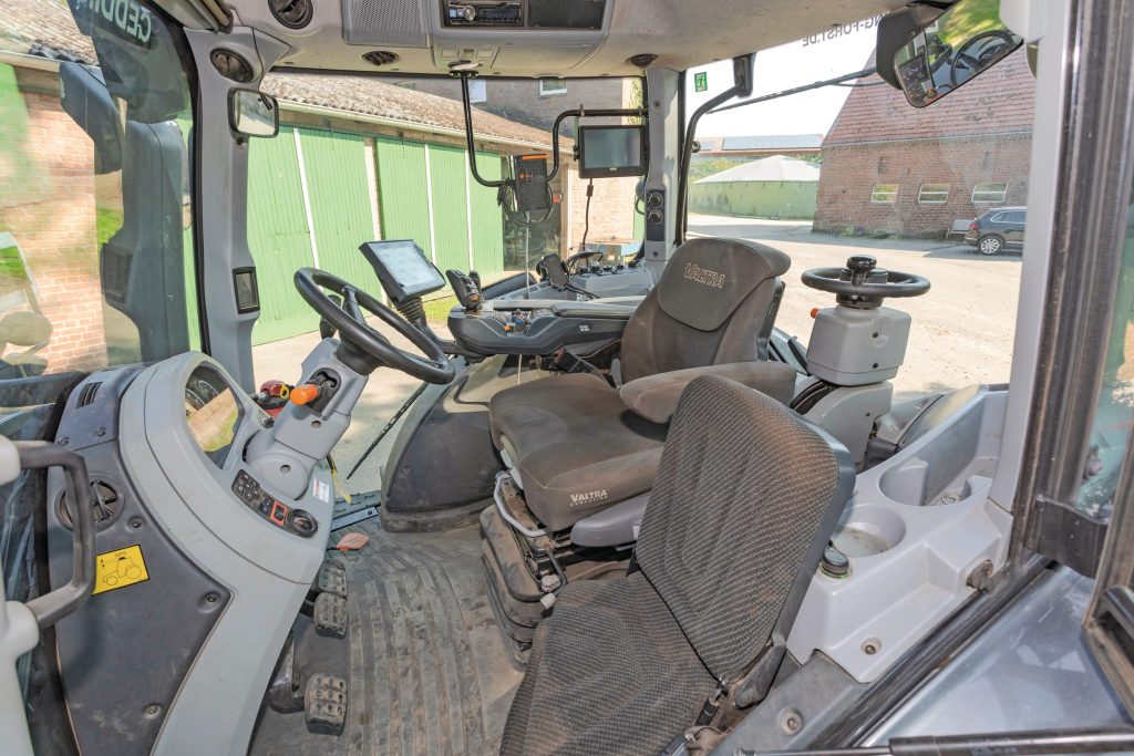 Je raakt snel gewend aan de fijne bediening van de Valtra met het zogenoemde SmartTouch-bedieningsconcept. De cabine zou wat ruimer mogen zijn, zeker als die geleverd is met de af fabriek leverbare TwinTrac-omkeerinrichting.