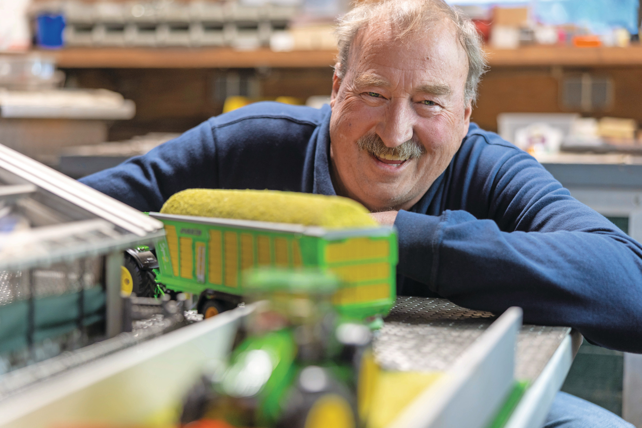 Veertien jaar heeft de 68-jarige Henk Tipker gewerkt aan zijn roestvaststalen melkveestal op schaal. “Niks getekend, wel veel gemeten”, vertelt de miniaturenbouwer en inmiddels gepensioneerd voorman in de rvs werktuigenbouw. Foto's: Mark Pasveer