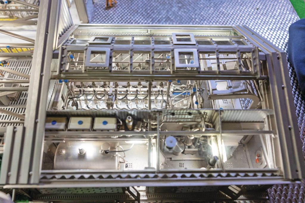 Het hekwerk in de stal, maar ook de details in de melkstal zijn de onderdelen waarin de meeste uren zitten.