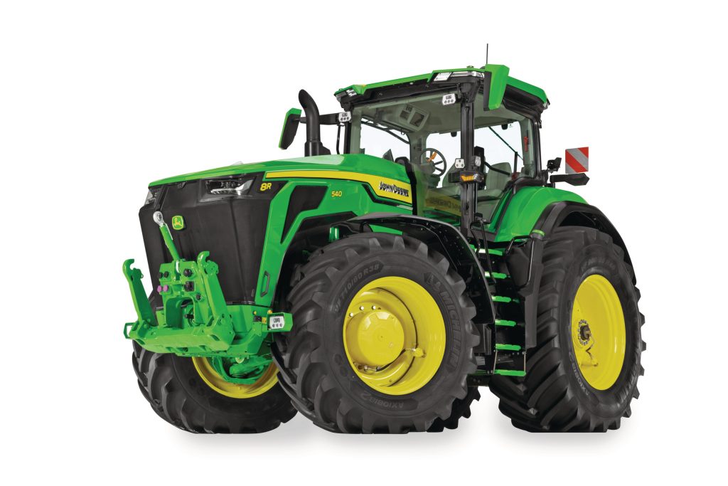 Aan de achterkant passen 2,30 meter hoge wielen, voor is dat 1,85 meter hoog. En John Deere levert de trekker met een geïntegreerd bandenspanningswisselsysteem.