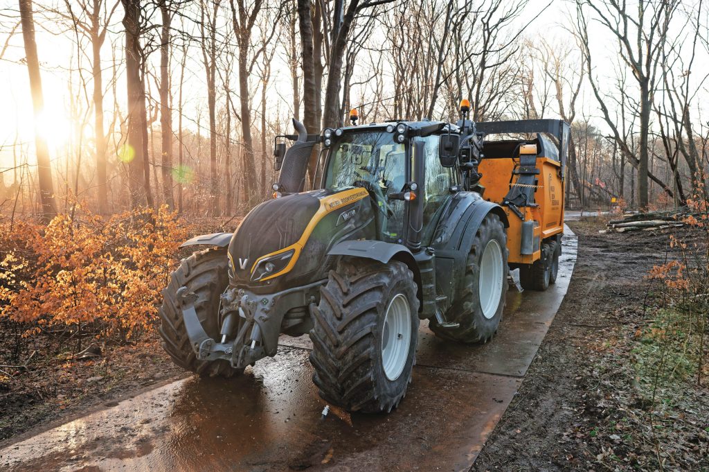 Meijer gebruikte de Valtra T214 Direct inmiddels ongeveer 5.000 uur, voornamelijk voor een arm-stobbenfrees, bosfrees, uitrijkar en snippercombinatie. Foto: Andrea van Schaik