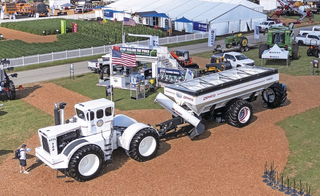 Fabrikant Demco presenteerde de Big Buddy grain cart. Deze kan 1.300 bushels vervoeren (een kleine 46.000 liter). Hij heeft de grootste maat banden ooit gemonteerd onder een grain cart. De wagen is helemaal in Big Bud-stijl uitgevoerd.