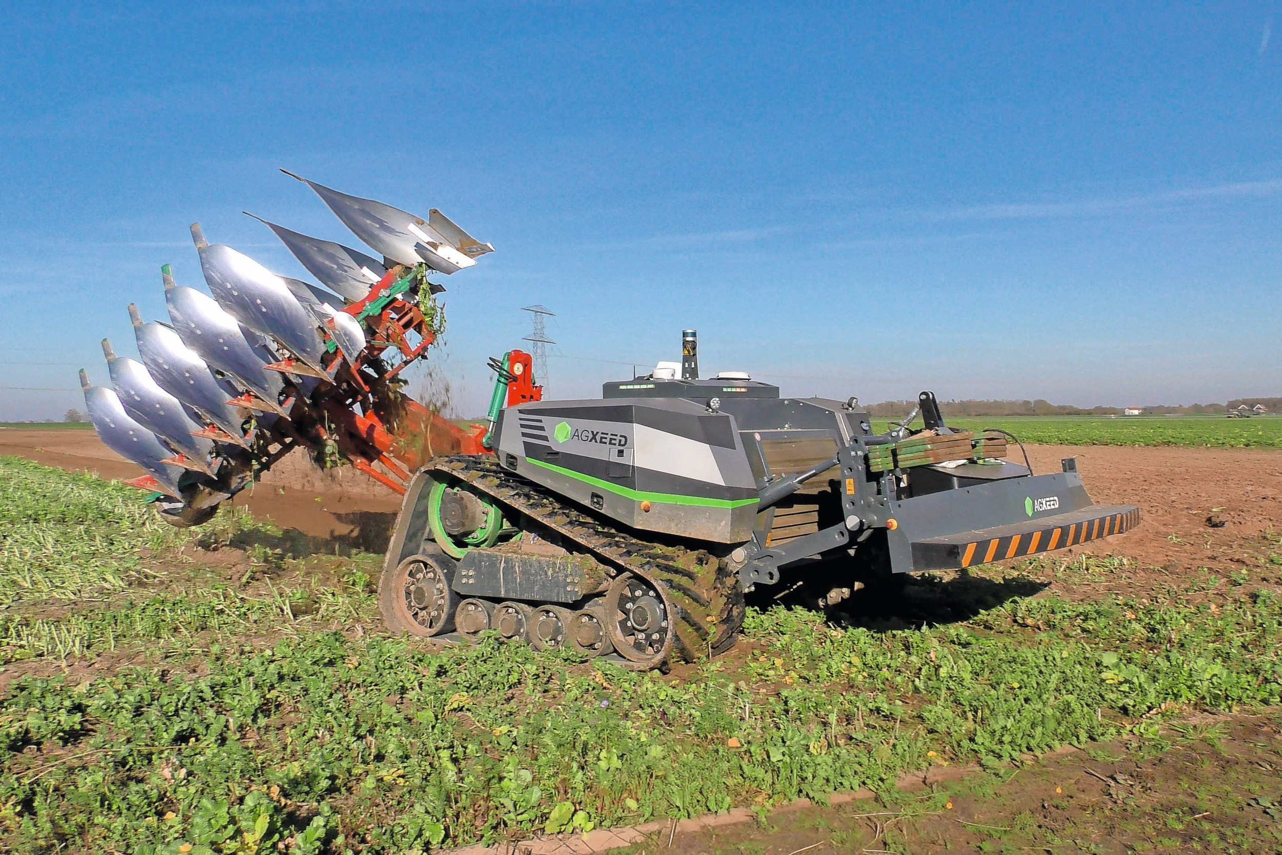 In principe kan de AgBot 5.115 alle trekkerklussen op een akkerbouwbedrijf goed aan, inclusief ploegen. Wat de machine niet kan overnemen is transport, en schoffelen lukt niet op de brede rupsen. Een praktijktest. Foto's: Peter Roek