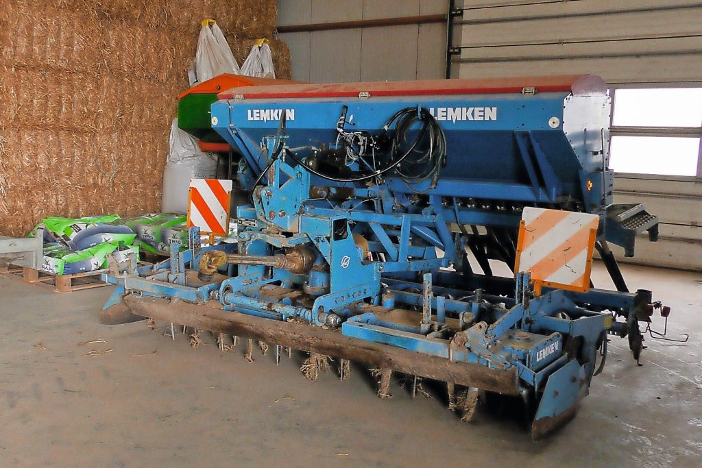 Zaaimachine met opgebouwde sensoren. Bij een robottrekker horen slimme werktuigen met sensoren die, als er iets misgaat of dreigt te gaan, dat via de trekker aan de operator doorgeven. Dit geeft rust: geen bericht is goed bericht.