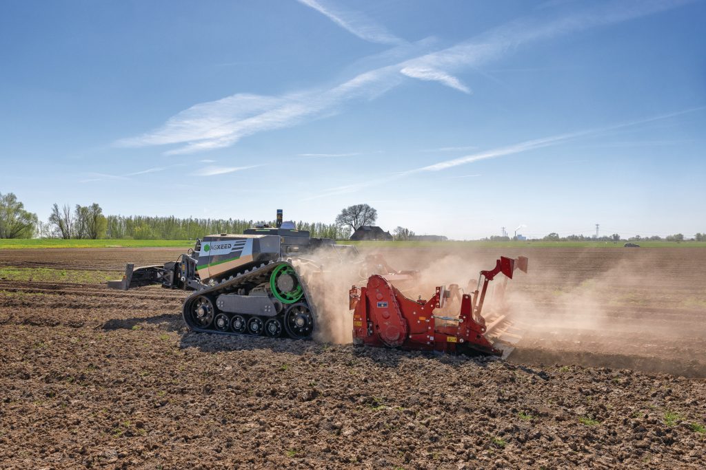 Aardappelruggen voorfrezen kan aan de basis staan van teruggaan naar tweefasen-poten (minder bodemverdichting). Het vraagt wel weer een investering in een aangepaste poottrein.