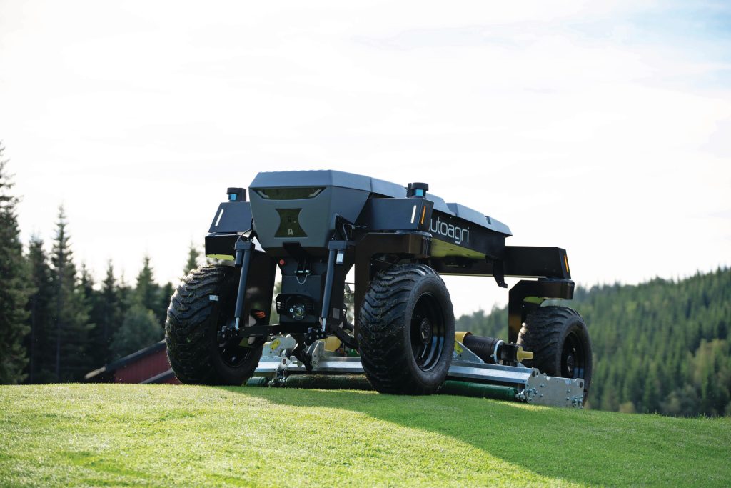 De 4WD-versie beschikt over intelligente vierwielaandrijving in combinatie met vierwielbesturing, waardoor draaien op de plaats mogelijk is.