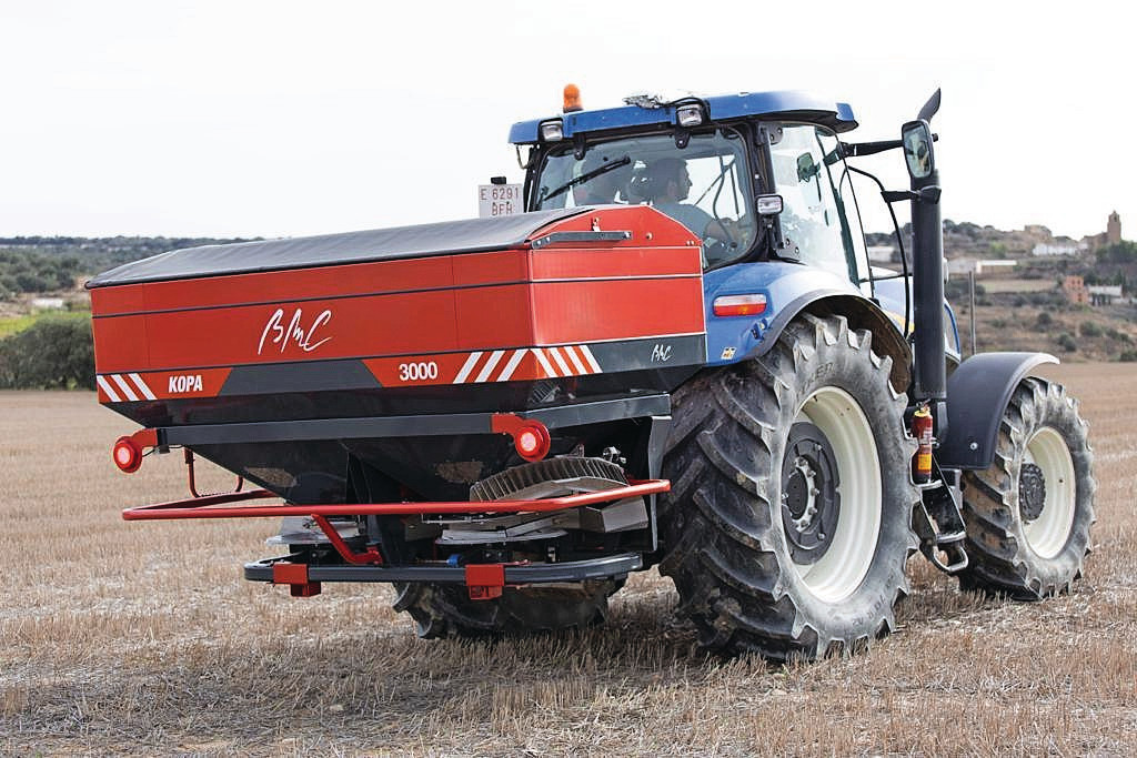 TractorGPS, een precisielandbouwspecialist uit Bellingwolde (Gr.), is importeur van het Spaanse merk BMC Agrícola geworden. BMC is gespecialiseerd in het produceren van kunstmeststrooiers, zoals deze Kopa 3000. Foto: TractorGPS