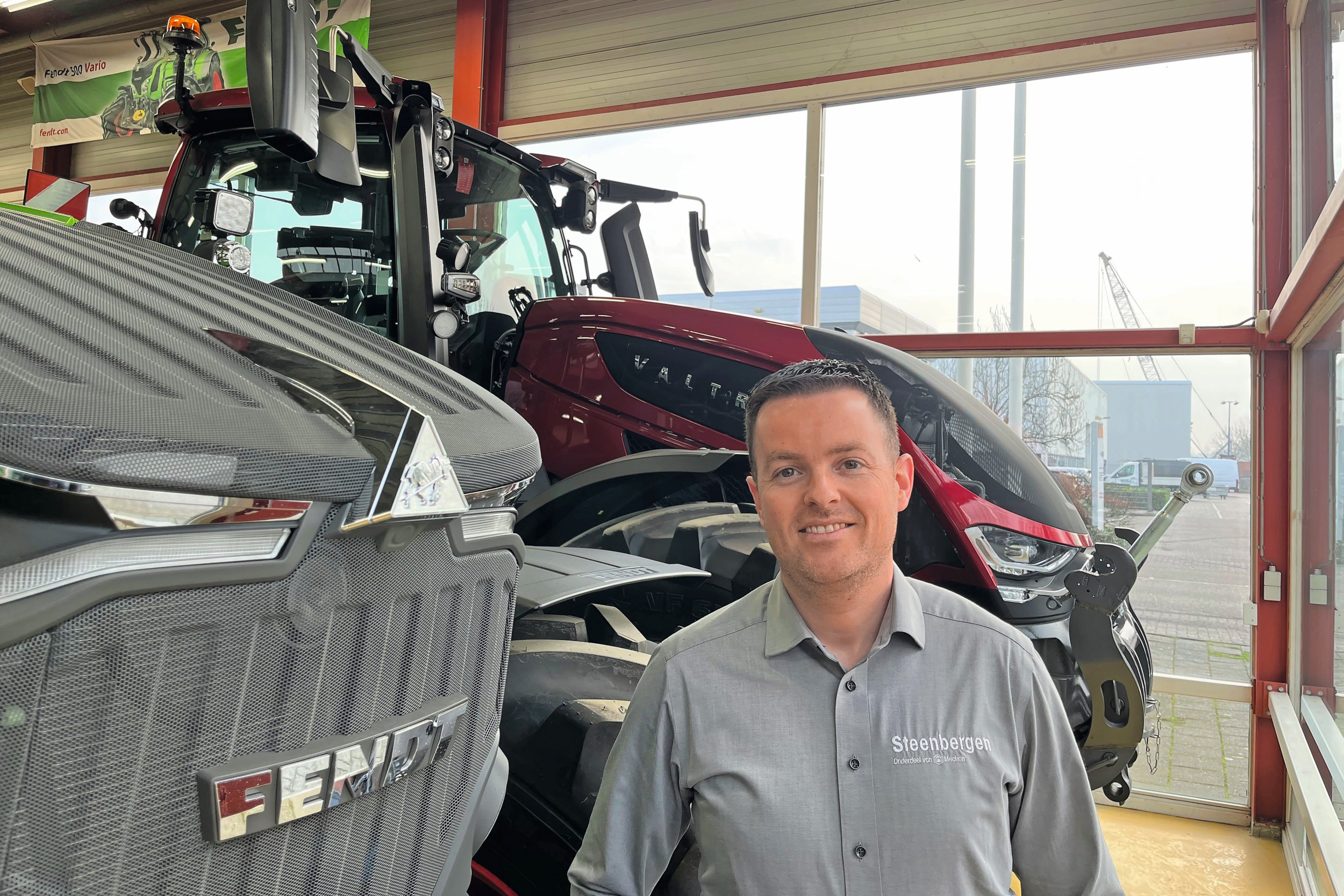 William Huizer (33) is bedrijfsleider van Steenbergen Mechanisatie. Het bedrijf is sinds kort zowel officieel Fendt- als Valtra-dealer. “Foto: Lars Verhage