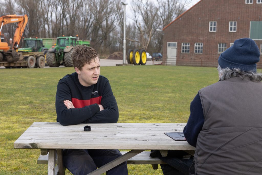Akkerbouwer Marijn Vermuë (links) in gesprek met redacteur Leo Tholhuijsen over het gebruik van de AgXeed Agbot op het akkerbouwbedrijf in 2025.